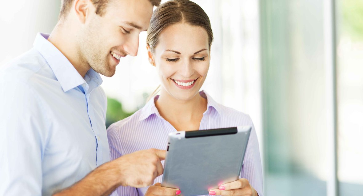 Symbolisches Bild mit zwei Personen mit Tablet.