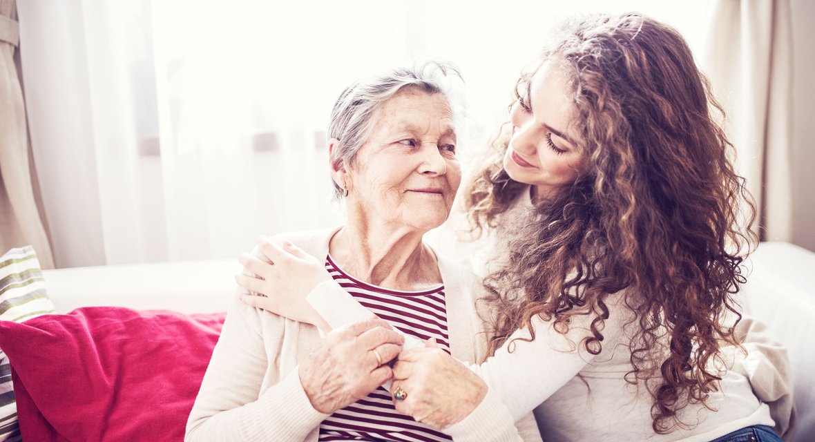 Symbolisches Bild mit Personen aus zwei Generationen.
